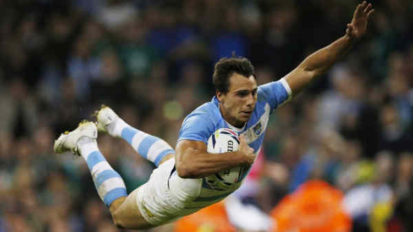 Histórico: Juan Imhoff se lanza en palomita para convertir el último try de Los Pumas en el triunfo frente a Irlanda.