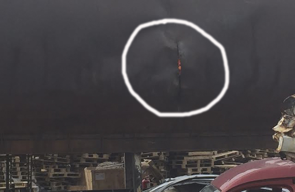 El círculo muestra la rajadura en el tanque de reciclado