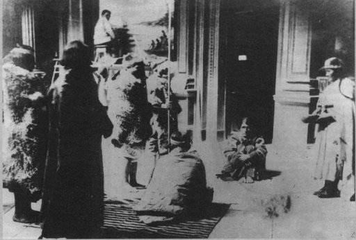 El cacique Inkayal, sentado para ser retratado. Estuvo recluido en el Museo hasta su suicidio.