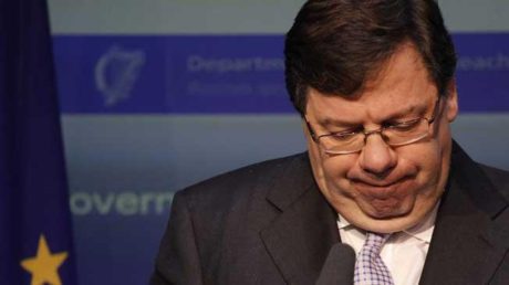 CRISIS. El primer ministro irlandés, Brian Cowen, solicitó hoy oficialmente ayuda financiera para su país