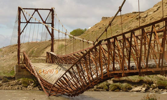 Grande puente viejo colapsado