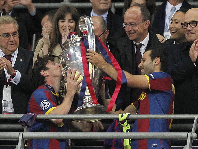 Messi y Mascherano reciben el máximo trofeo del fútbol europeo, la Champions.