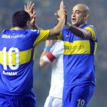 Silva y Riquelme en el festejo del 1-0.