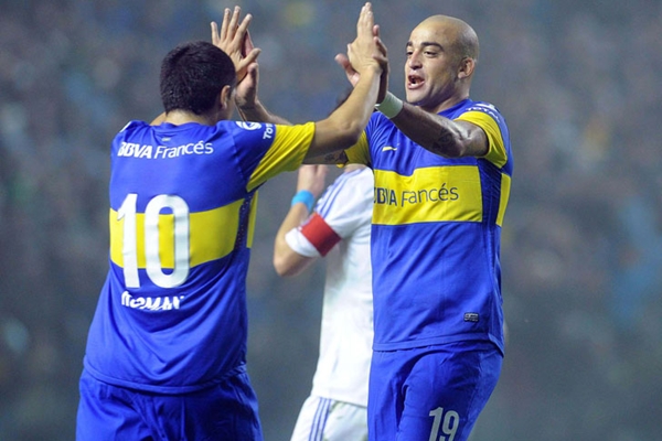 Silva y Riquelme en el festejo del 1-0.