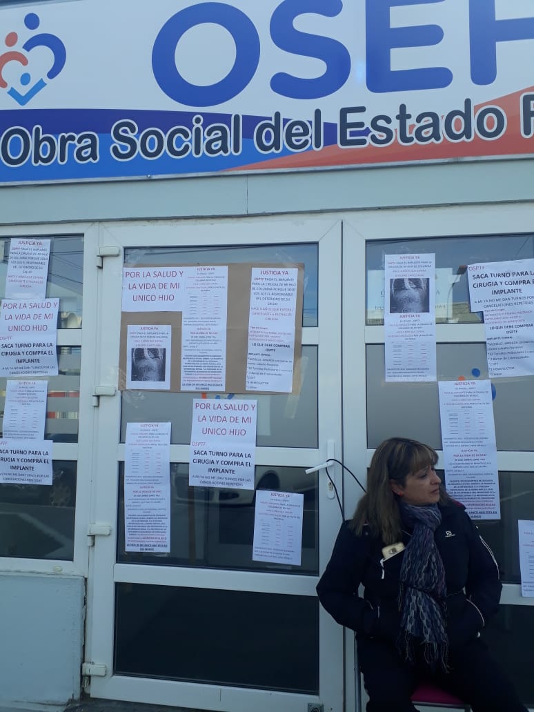 encadenada a las puertas de la osef