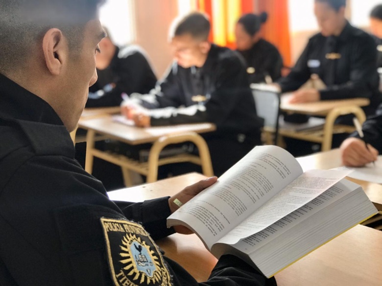 Policía