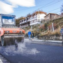 pavimentan la calle las violetas en el barrio ecologico