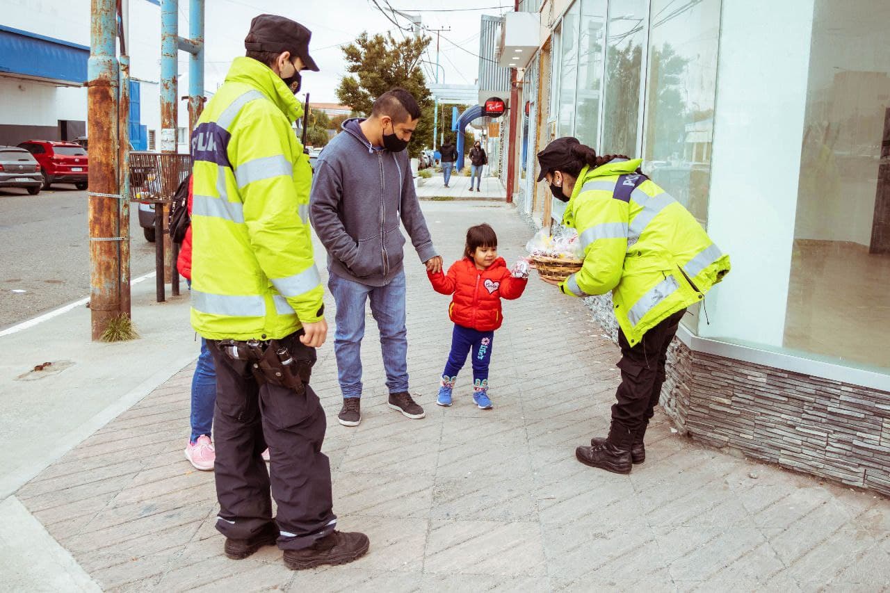 policia de la provincia repartio huevos de pascua