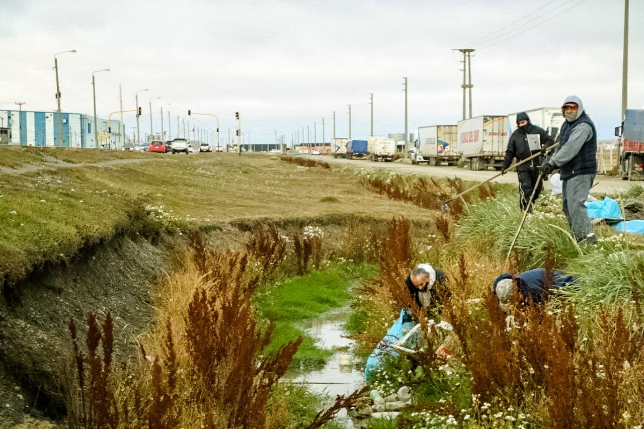 saneamiento en el desague aledano a la laguna de los patos