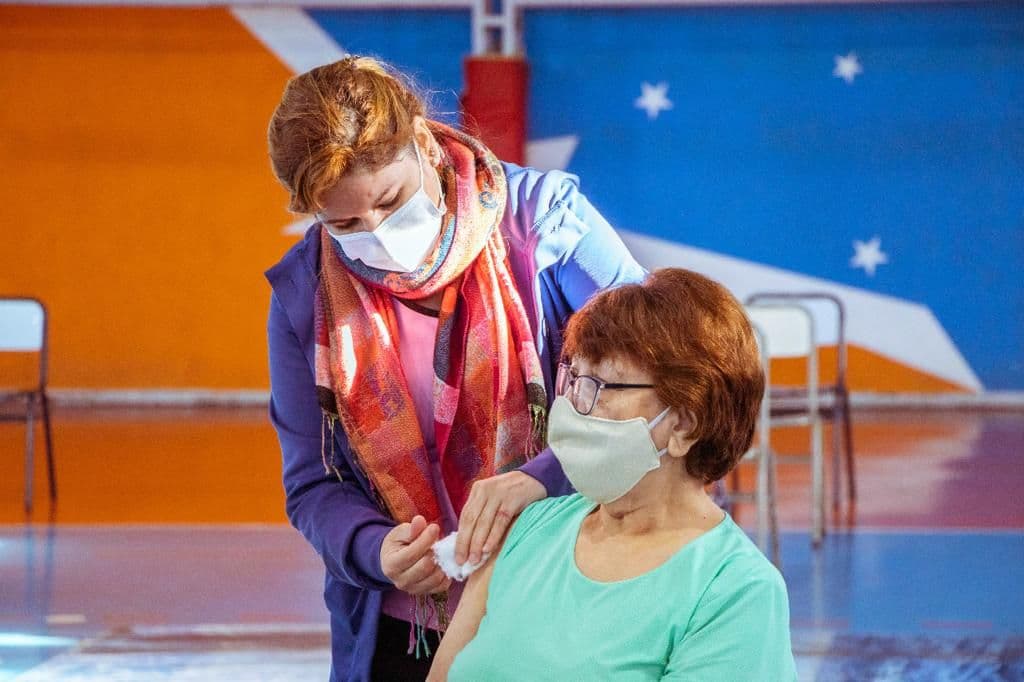 se comenzara a vacunar a personas de 63 anos en adelante