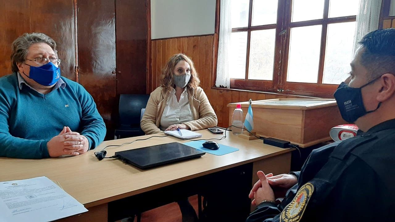 trabajo y empleo de la provincia se reunio con la policia en la localidad de tolhuin