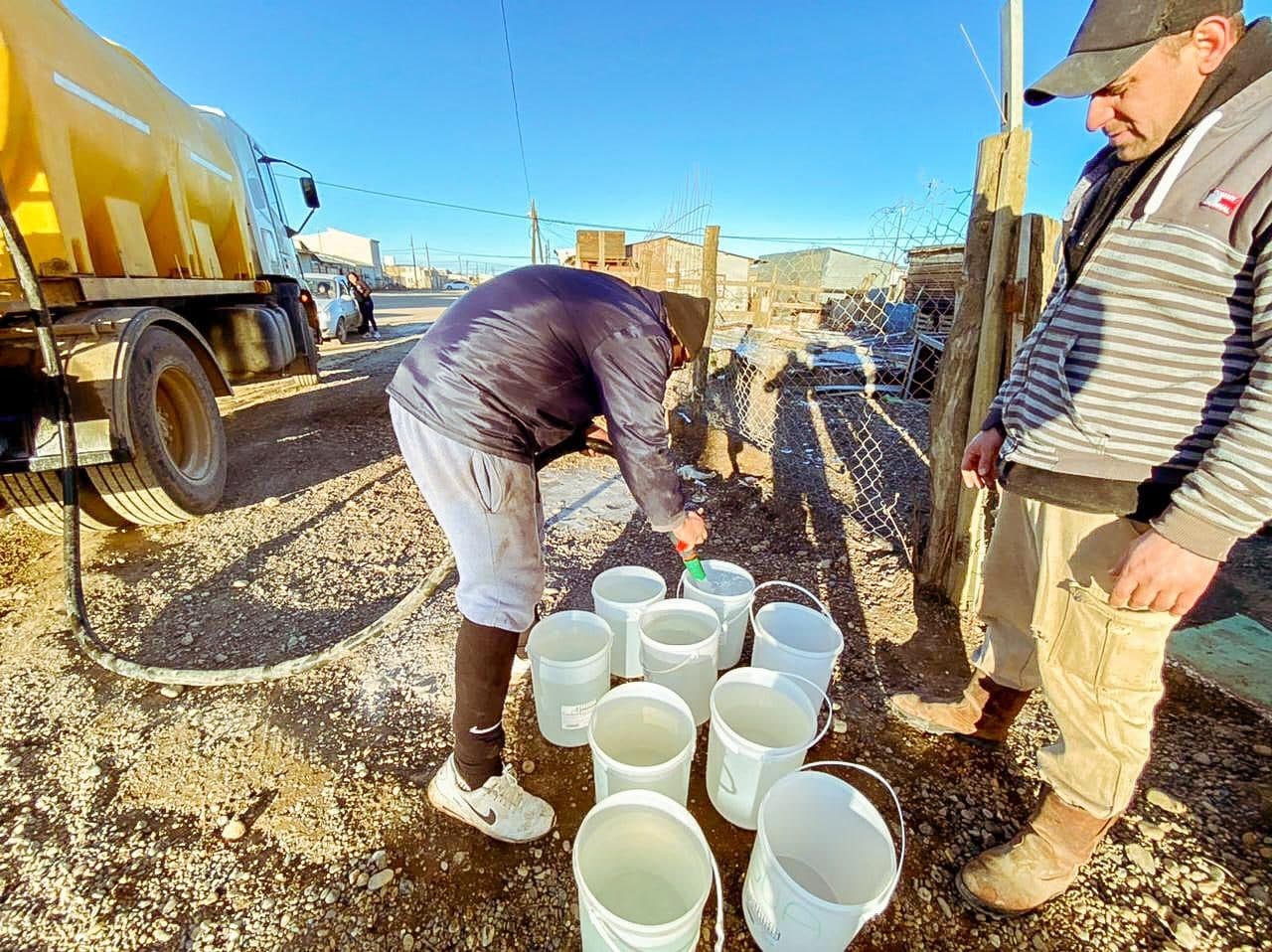 el gobierno provincial asiste con abastecimieno de agua potable a familias de rio grande