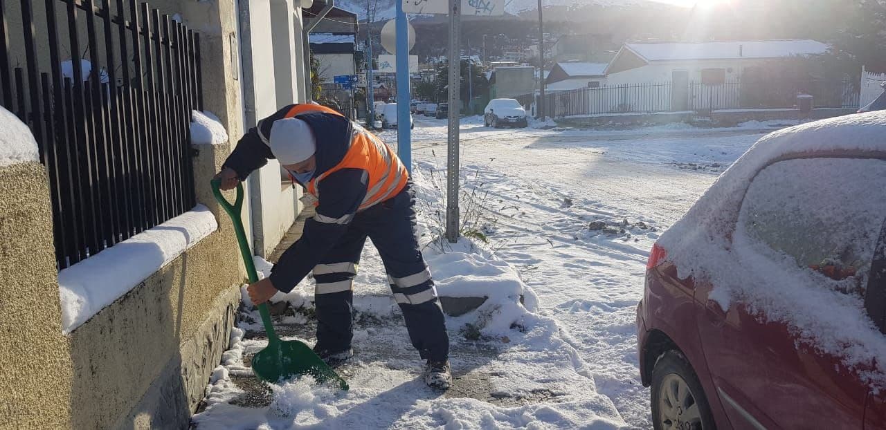la municipalidad de ushuaia y pami colaboran con la limpieza de veredas de adultos mayores
