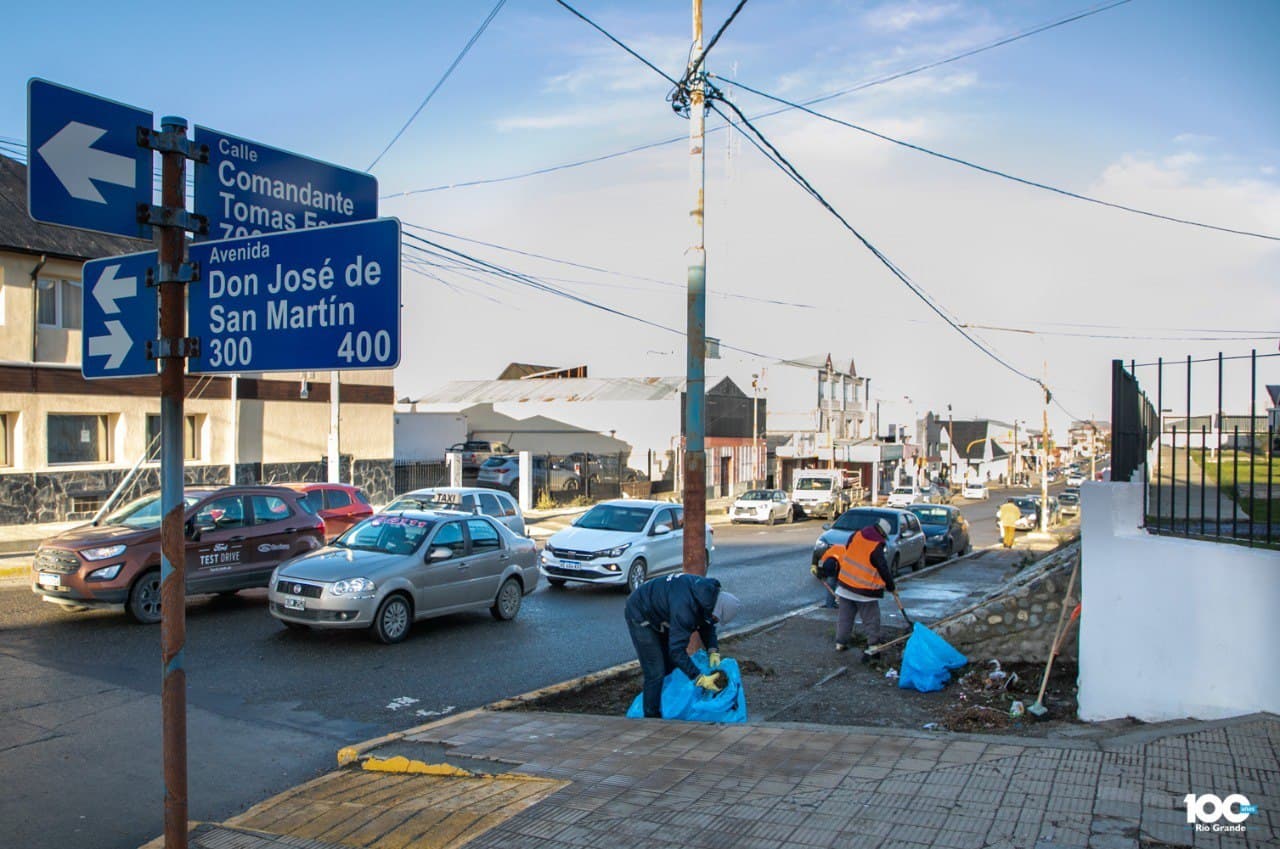 limpieza en veredas de la ciudad