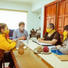 madres panuelos amarillos con melella