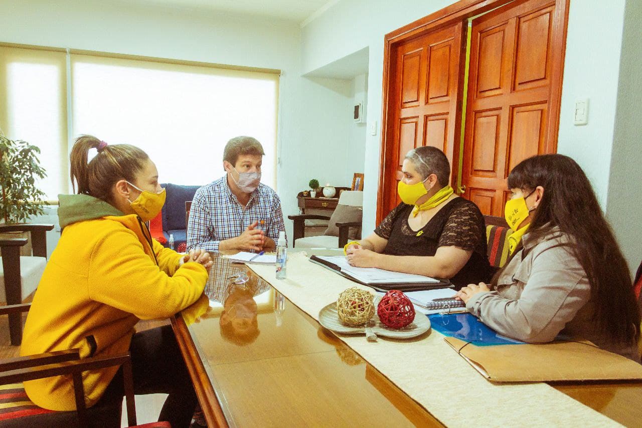 madres panuelos amarillos con melella