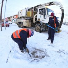 trabajadores de obras sanitarias reciben la vacuna contra el covid