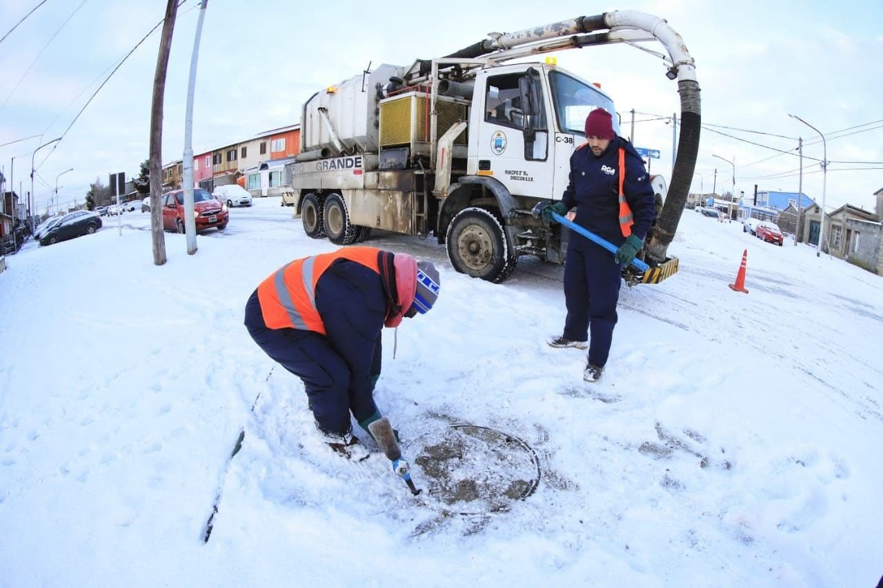 trabajadores de obras sanitarias reciben la vacuna contra el covid