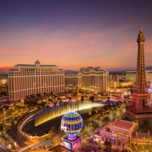 La ciudad de Las Vegas con sus luces encendidas durante la noche