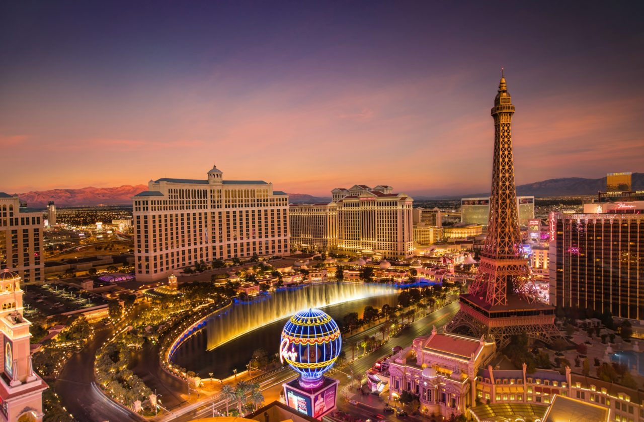 La ciudad de Las Vegas con sus luces encendidas durante la noche