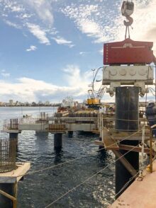comenzo el traslado de maquinaria para la obra de ampliacion del muelle comercial del puerto de ushuaia