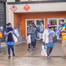 el gobierno de la provincia reparte banderas argentinas para conmemorar el 20 de junio