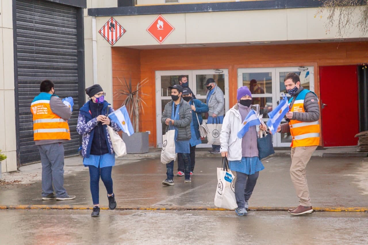 el gobierno de la provincia reparte banderas argentinas para conmemorar el 20 de junio