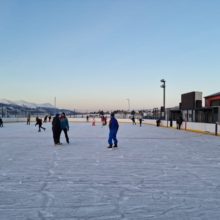 la municipalidad lleva adelante la capacitacion de patin sobre hielo