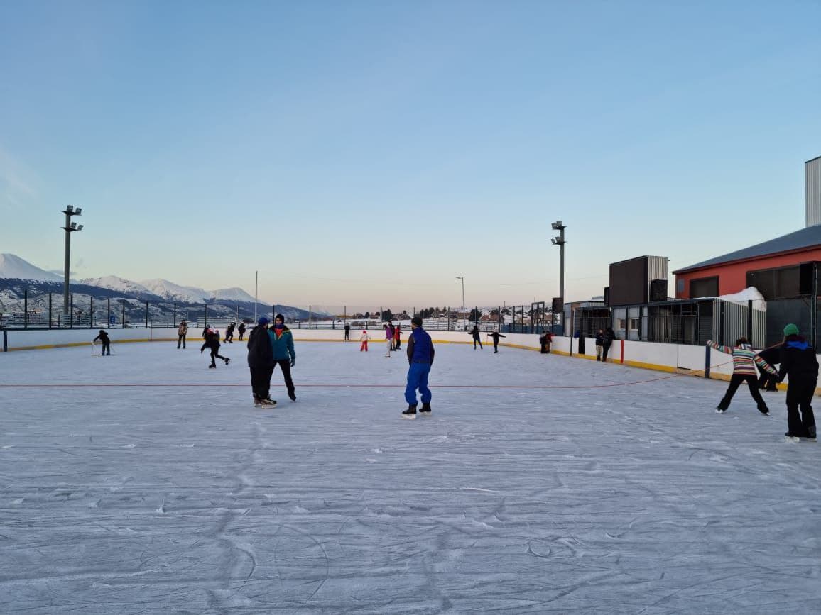 la municipalidad lleva adelante la capacitacion de patin sobre hielo