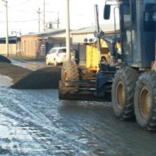 maquinas viales y personal municipal trabajan en el mantenimiento de calles de ripio