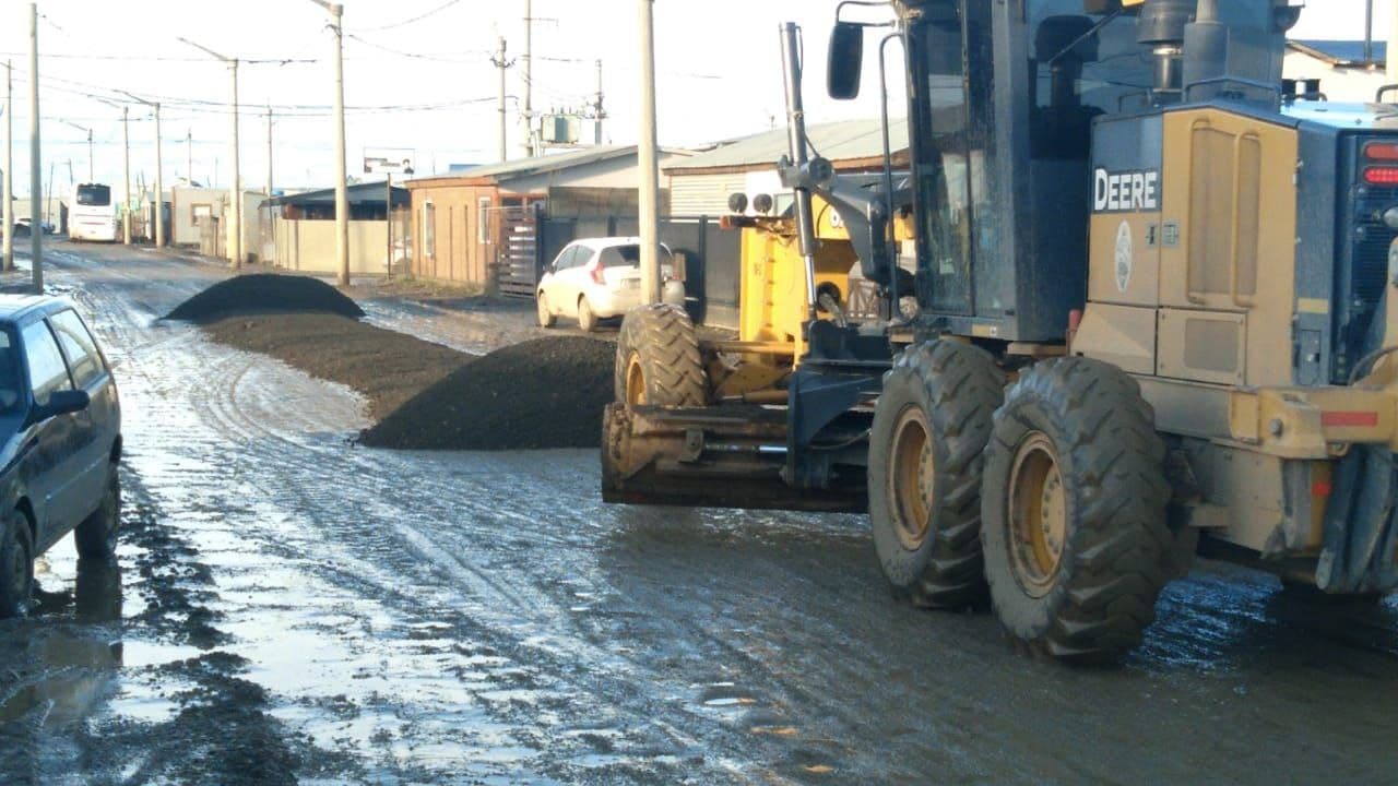 maquinas viales y personal municipal trabajan en el mantenimiento de calles de ripio