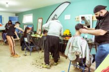 mas de 30 cortes de cabello se realizaron en el lanzamiento del programa peluqueros en tu barrio