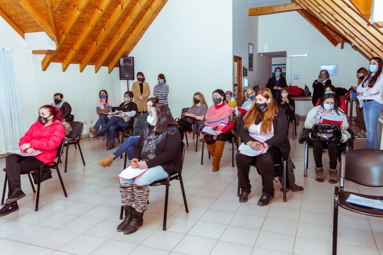 personal administrativo del sistema de salud recibe capacitacion sobre atencion primaria