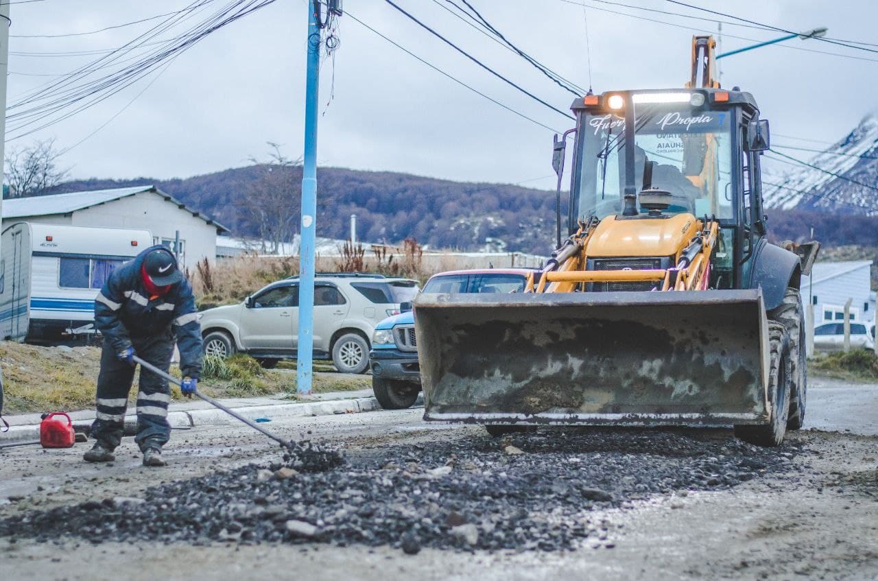 tareas de reparacion de calles en el barrio mirador de los andes
