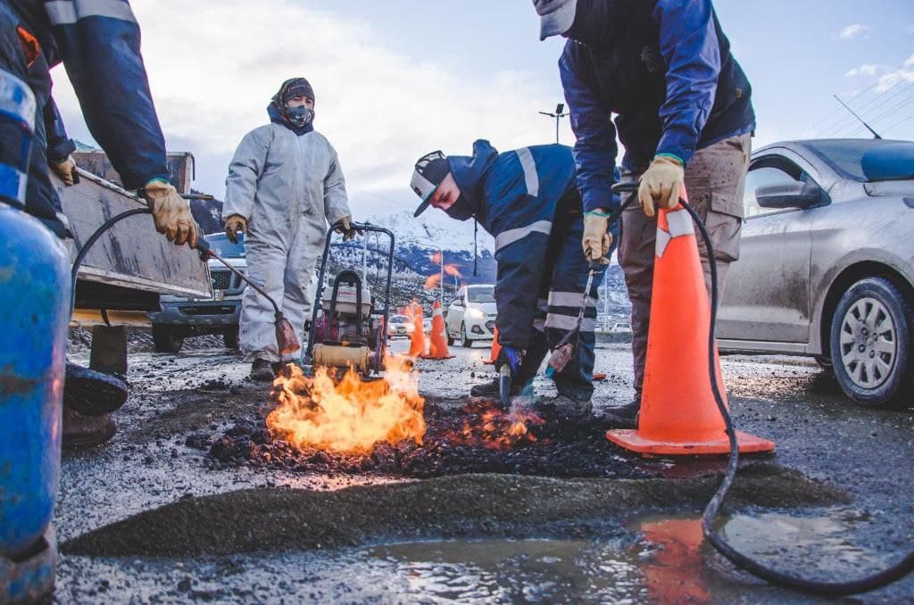 ushuaia realiza trabajos de bacheo en la ciudad