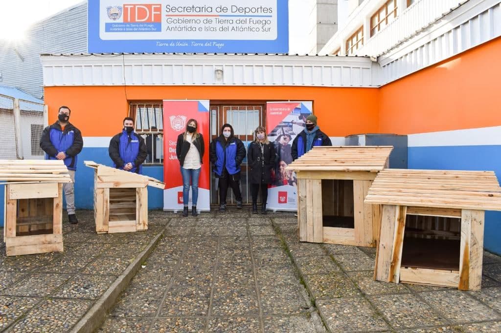 entrega de cuchas para animales en situacion de calle confeccionadas junto a scouts de argentina