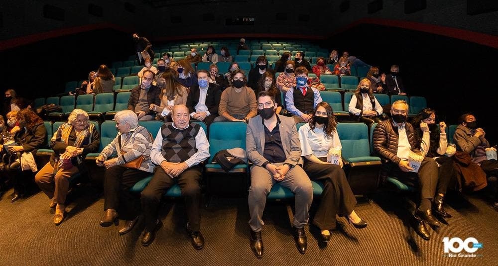 junto a antiguos pobladores el intendente participo del lanzamiento de la pelicula pueblo de rio grande