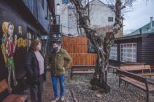 la diputada yutrovic y el secretario de turismo de ushuaia participaron de la pre inauguracion de un nuevo hostel