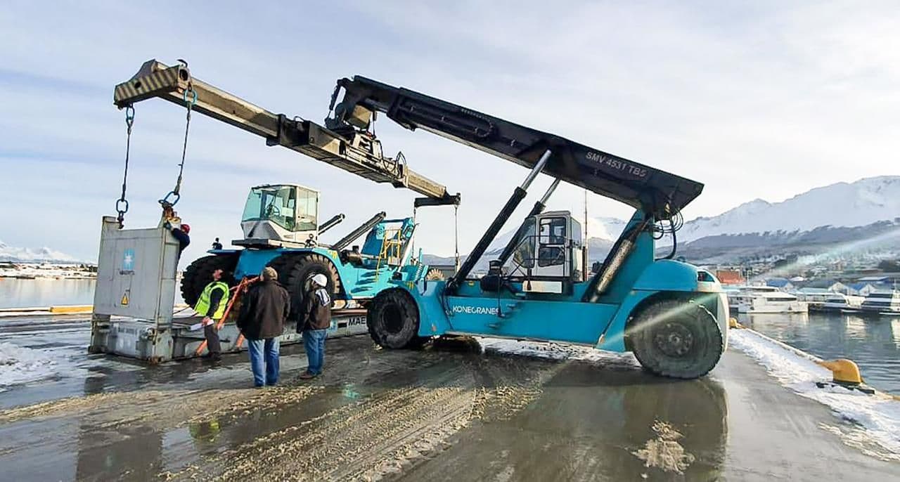 la direccion provincial de puertos adquirio una nueva containera