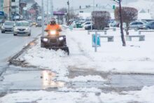 la municipalidad de ushuaia realiza el despeje de nieve en las veredas costeras paseos publicos plazas y pasarela