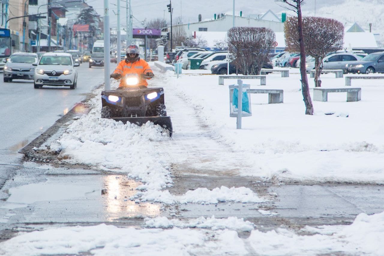 la municipalidad de ushuaia realiza el despeje de nieve en las veredas costeras paseos publicos plazas y pasarela