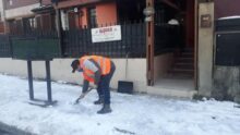 la municipalidad de ushuaia y pami realizan la limpieza de hielo y nieve en las veredas de adultos mayores