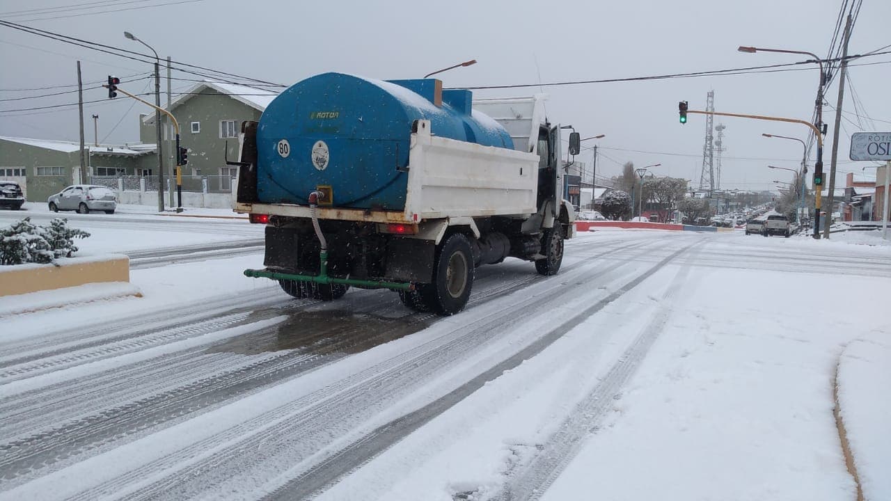 tras la nevada continua el operativo con camiones saleros y regadores