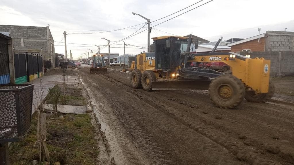 continuan los trabajos en calles de ripio y plazas barriales