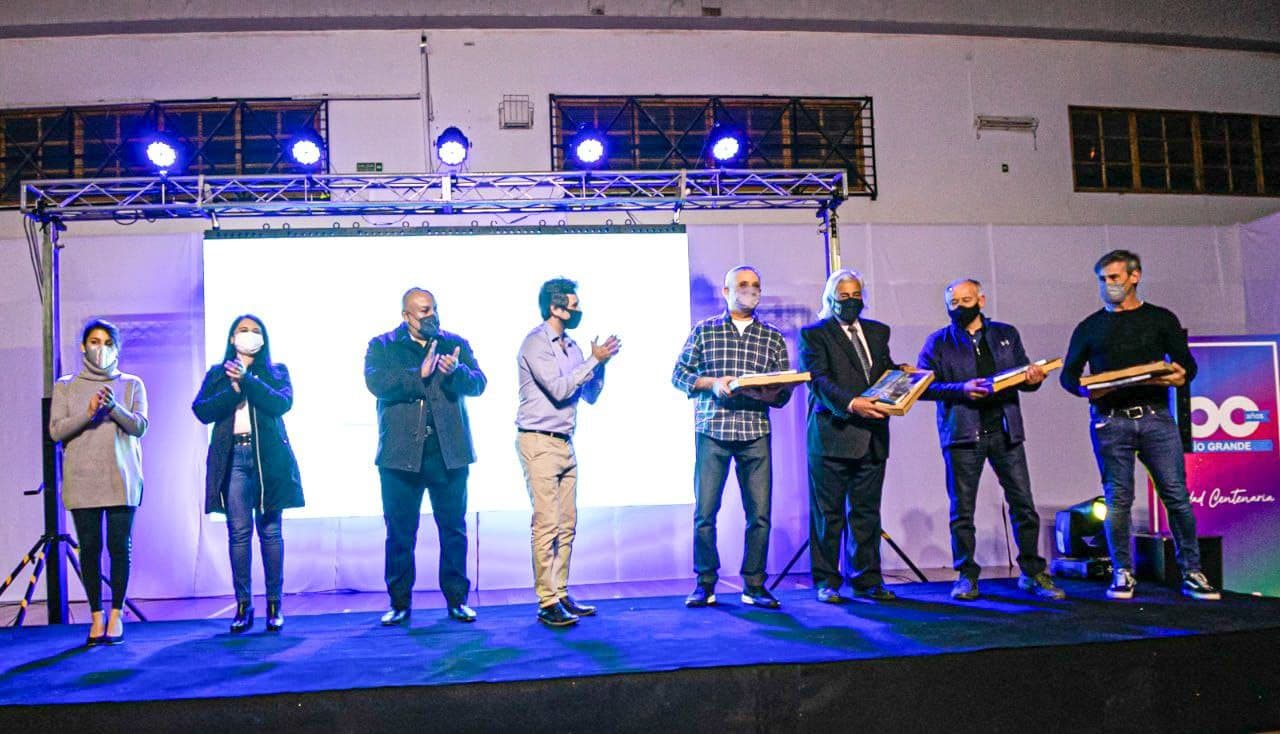 el municipio festejo el 50o aniversario del centro deportivo y de la federacion de basquet