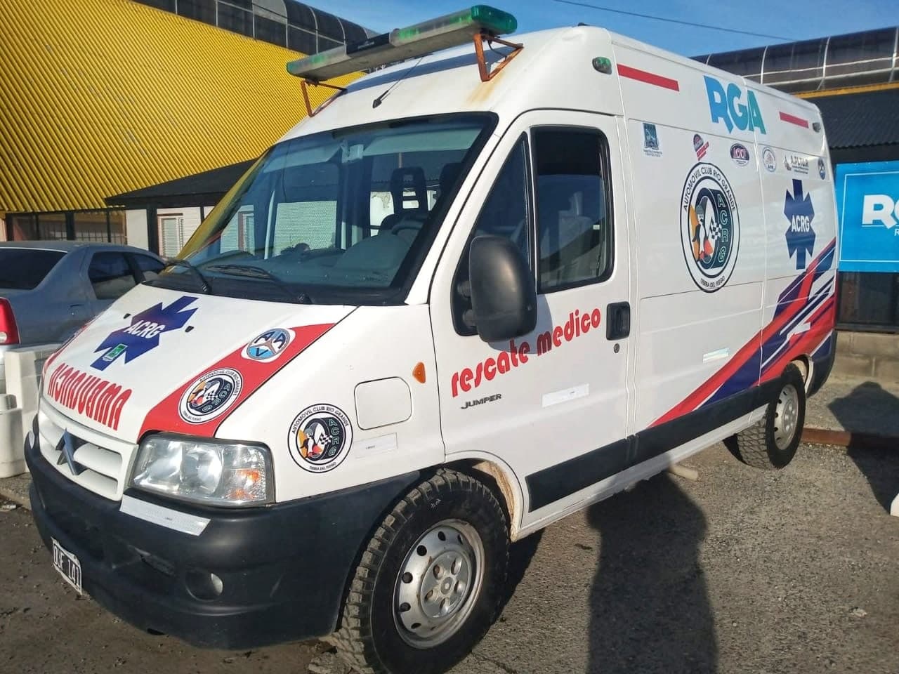 el municipio y el automovil club de rio grande firman convenio por una nueva ambulancia