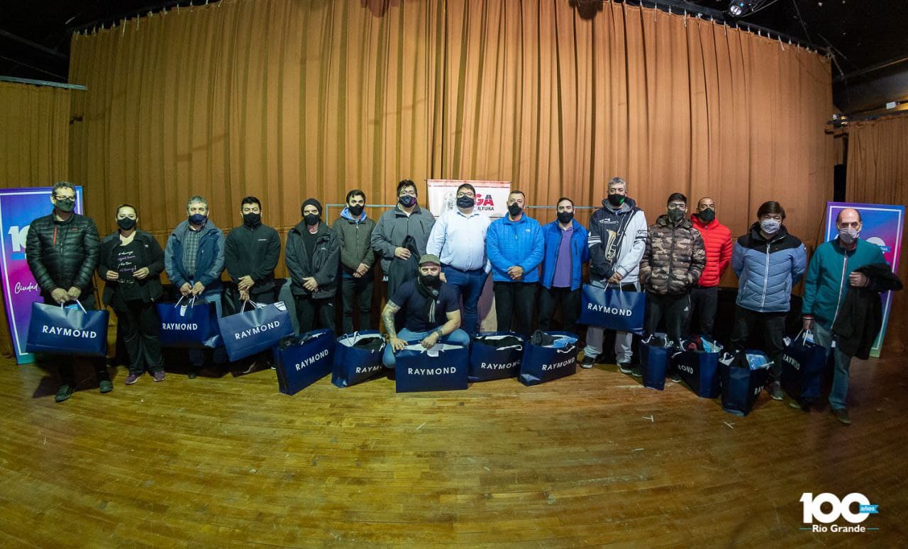 la banda municipal recibio nueva vestimenta para sus presentaciones