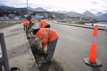 la municipalidad de ushuaia continua con trabajos de limpieza en las avenidas