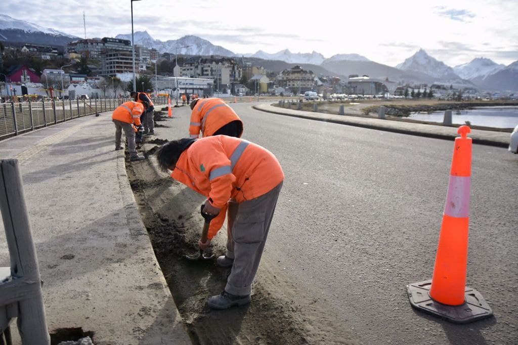 la municipalidad de ushuaia continua con trabajos de limpieza en las avenidas