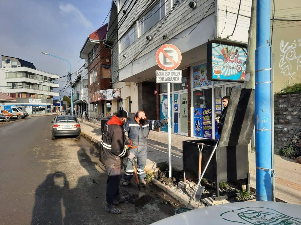 la municipalidad de ushuaia realiza un trabajo de senalamiento vial en toda la ciudad